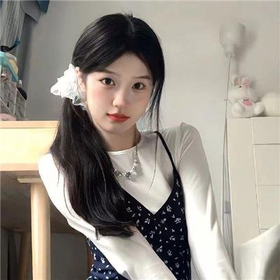 伊莱克特勒滑翔在蓝天